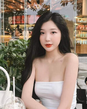 Khách hàng thư giãn với gói massage tại nhà theo yêu cầu